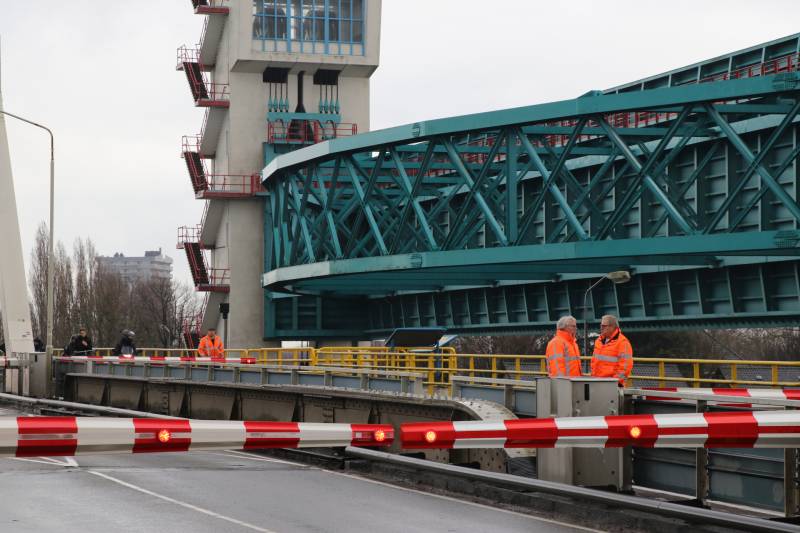 Verkeerschaos door defecte slagboom Algerabrug