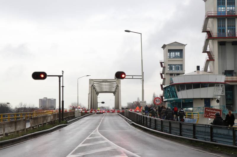 Verkeerschaos door defecte slagboom Algerabrug