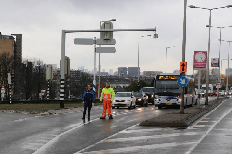 Verkeerschaos door defecte slagboom Algerabrug