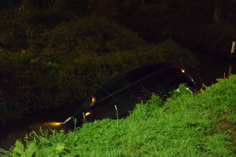 Auto belandt in de sloot bij eenzijdig ongeval