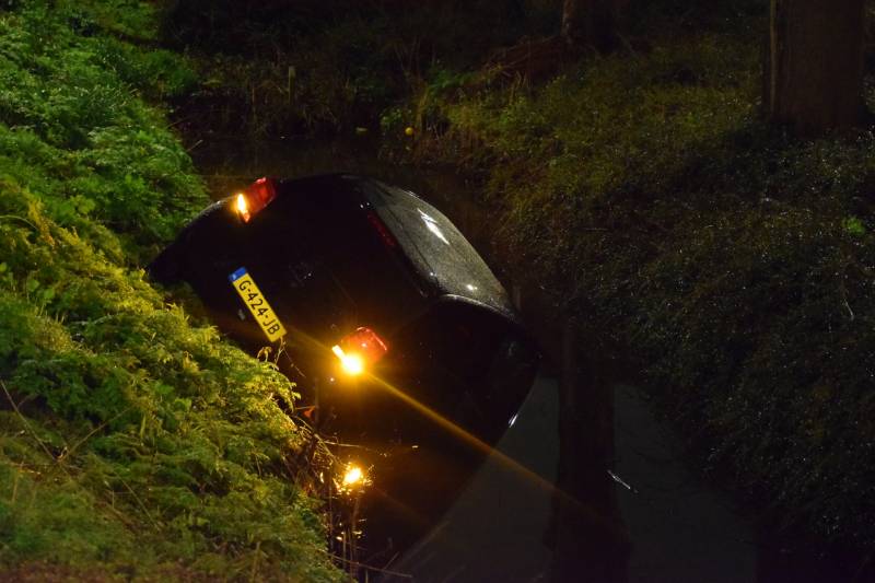 Auto belandt in de sloot bij eenzijdig ongeval