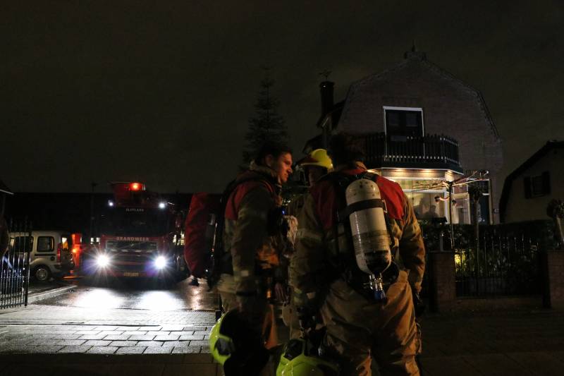 Vlammen slaan uit schoorsteen van woning