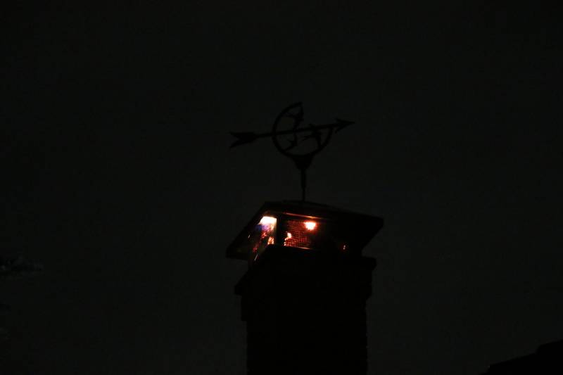 Vlammen slaan uit schoorsteen van woning