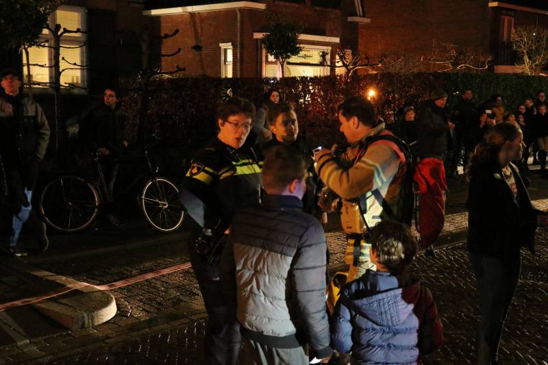 Vlammen slaan uit schoorsteen van woning