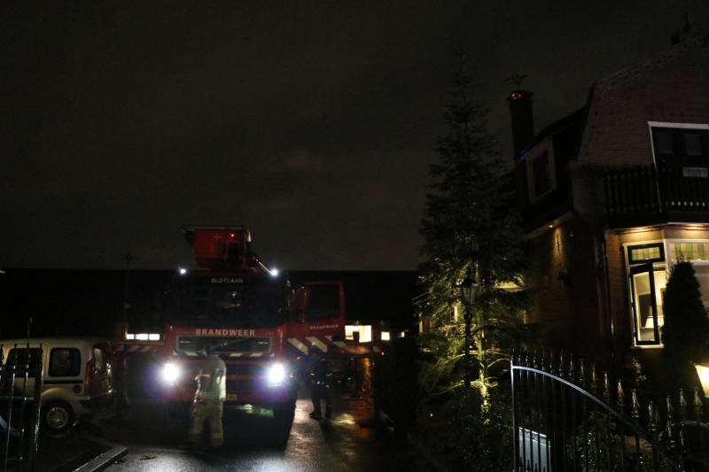 Vlammen slaan uit schoorsteen van woning