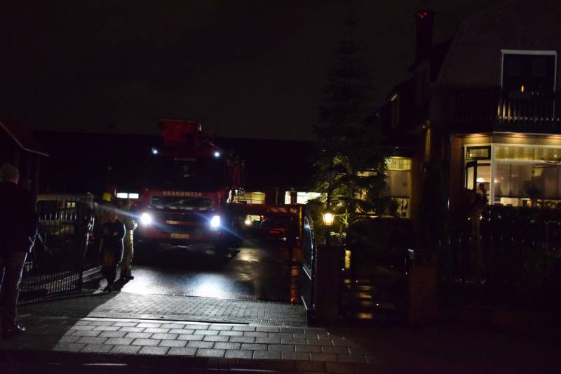 Vlammen slaan uit schoorsteen van woning