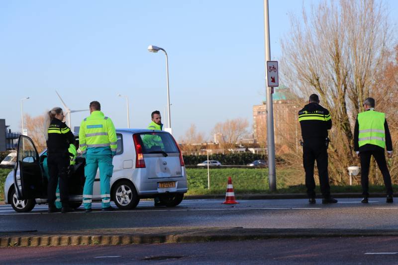 Automobiliste gewond bij aanrijding voor stoplicht