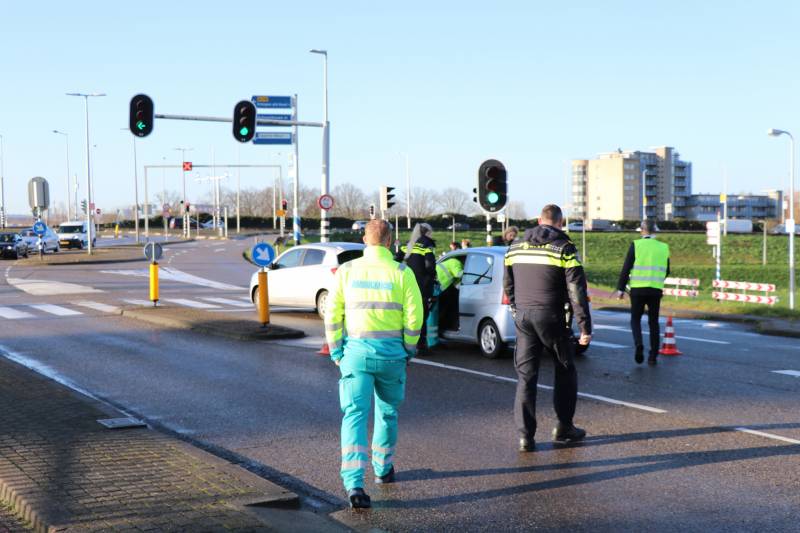 Automobiliste gewond bij aanrijding voor stoplicht