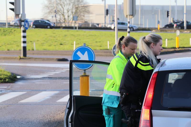 Automobiliste gewond bij aanrijding voor stoplicht
