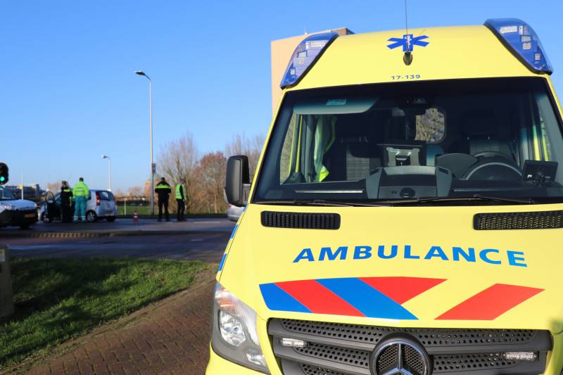 Automobiliste gewond bij aanrijding voor stoplicht