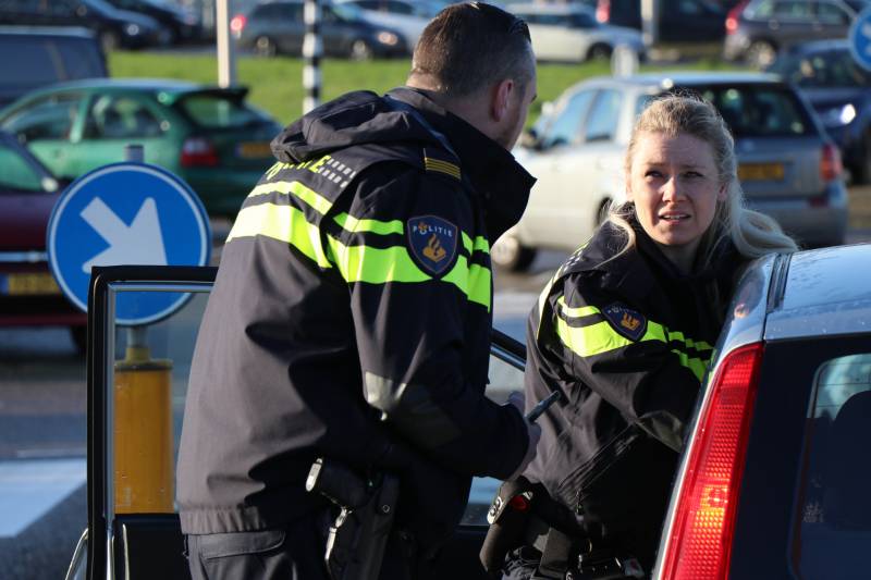 Automobiliste gewond bij aanrijding voor stoplicht