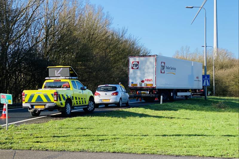 A59 dicht nadat vrachtwagen oplegger verliest