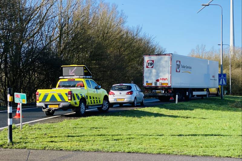 A59 dicht nadat vrachtwagen oplegger verliest