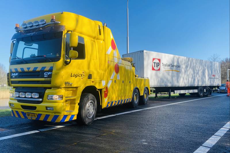 A59 dicht nadat vrachtwagen oplegger verliest