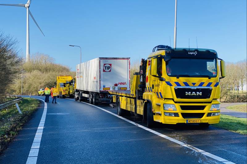 A59 dicht nadat vrachtwagen oplegger verliest