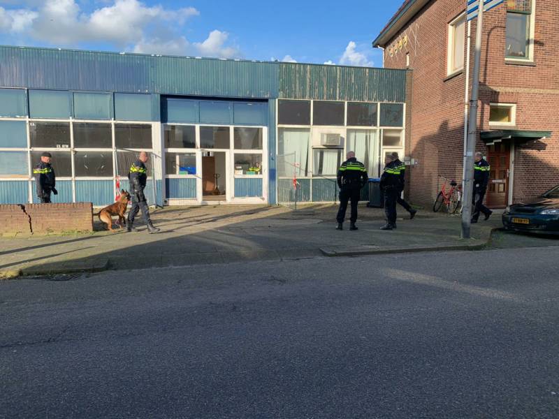 Politie doet inval in oude timmerfabriek