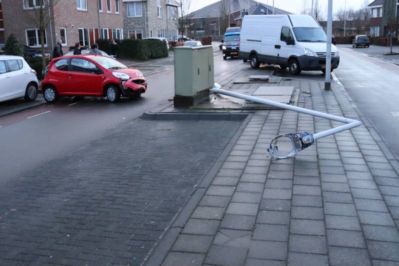 Auto botst op lantaarnpaal