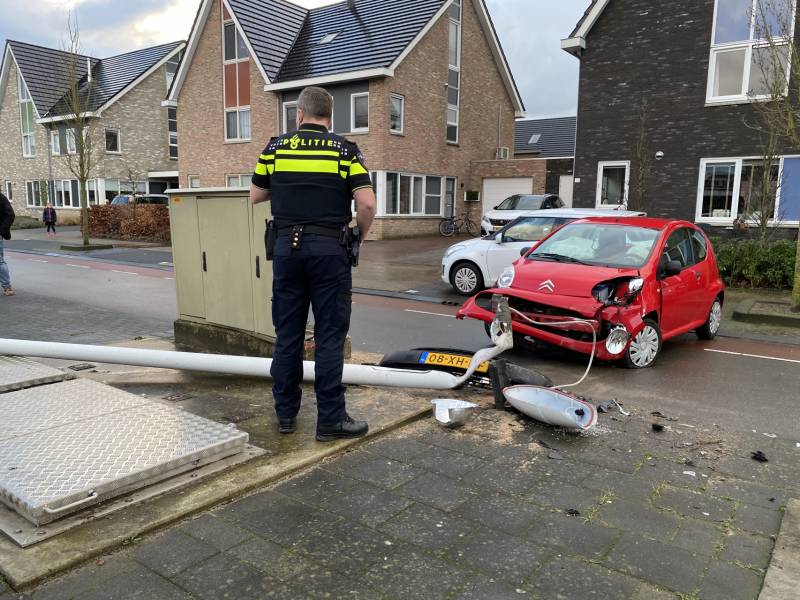 Auto botst op lantaarnpaal