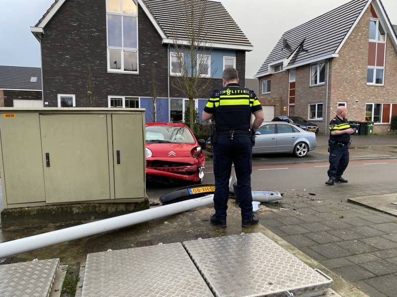 Auto botst op lantaarnpaal