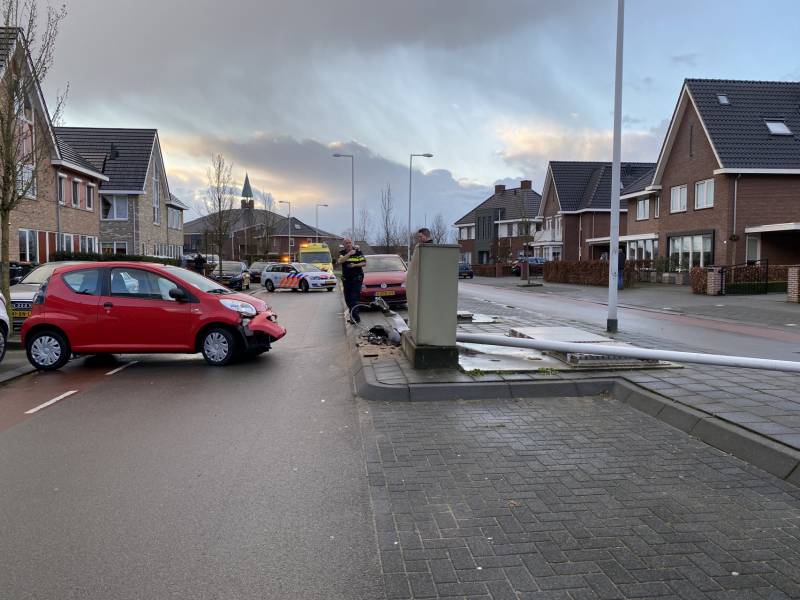 Auto botst op lantaarnpaal