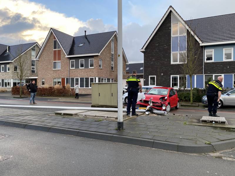 Auto botst op lantaarnpaal