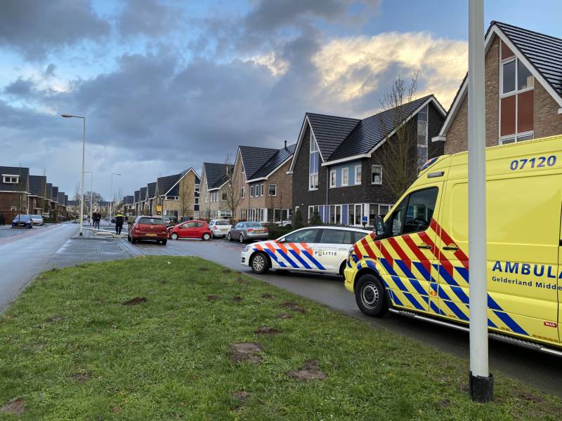 Auto botst op lantaarnpaal