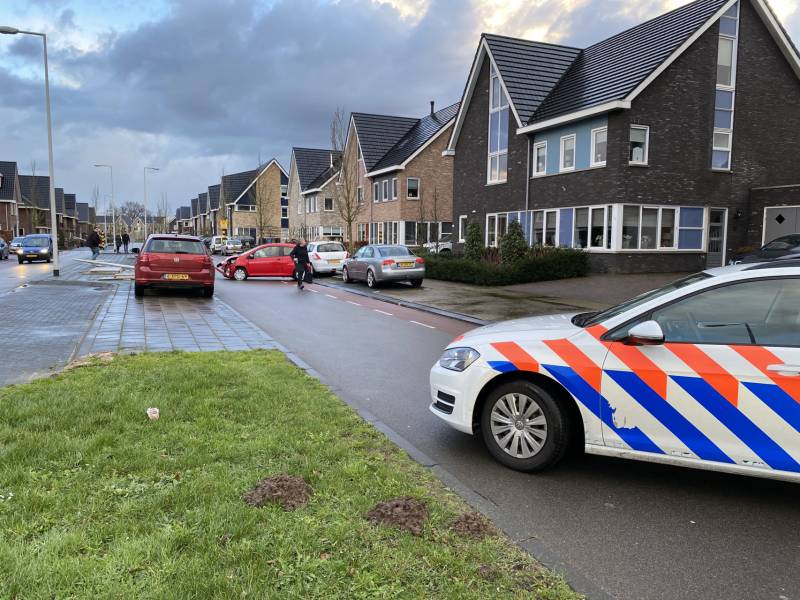 Auto botst op lantaarnpaal
