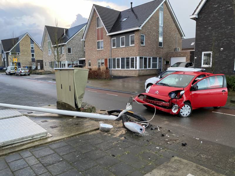 Auto botst op lantaarnpaal