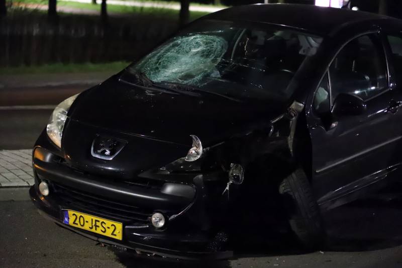 Auto ramt lantaarnpaal op rotonde