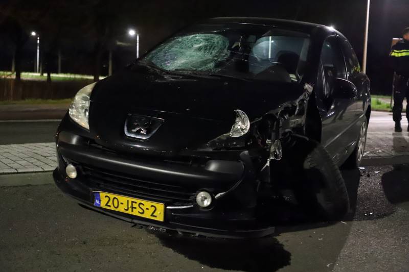 Auto ramt lantaarnpaal op rotonde