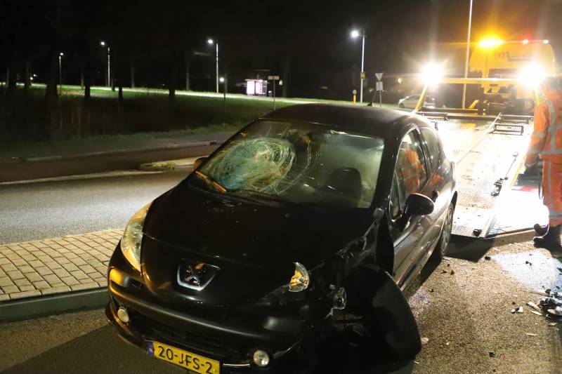 Auto ramt lantaarnpaal op rotonde