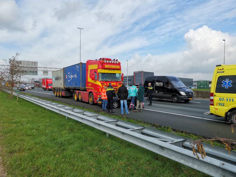 Vrachtwagen en personenwagen botsen op snelweg