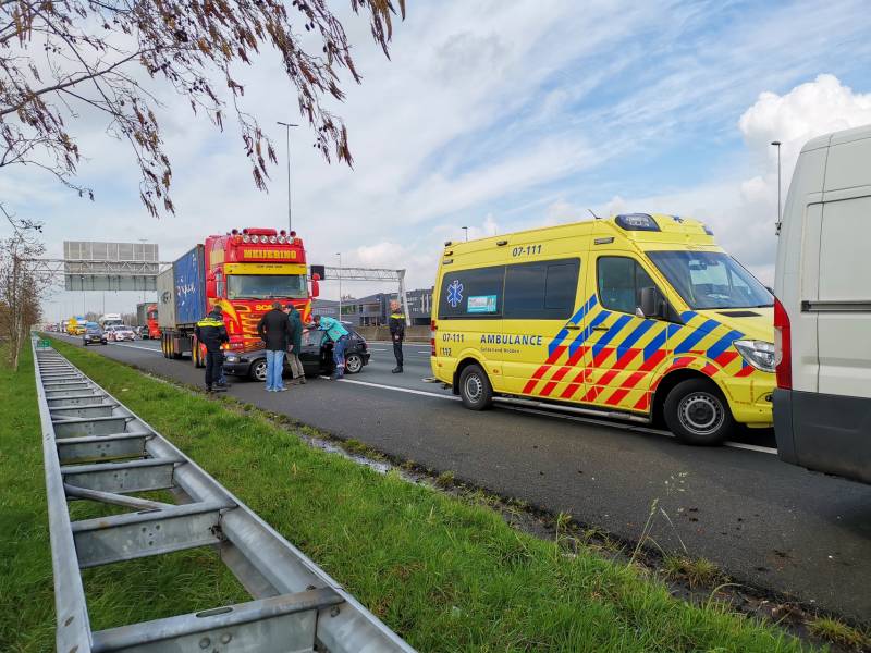 Vrachtwagen en personenwagen botsen op snelweg