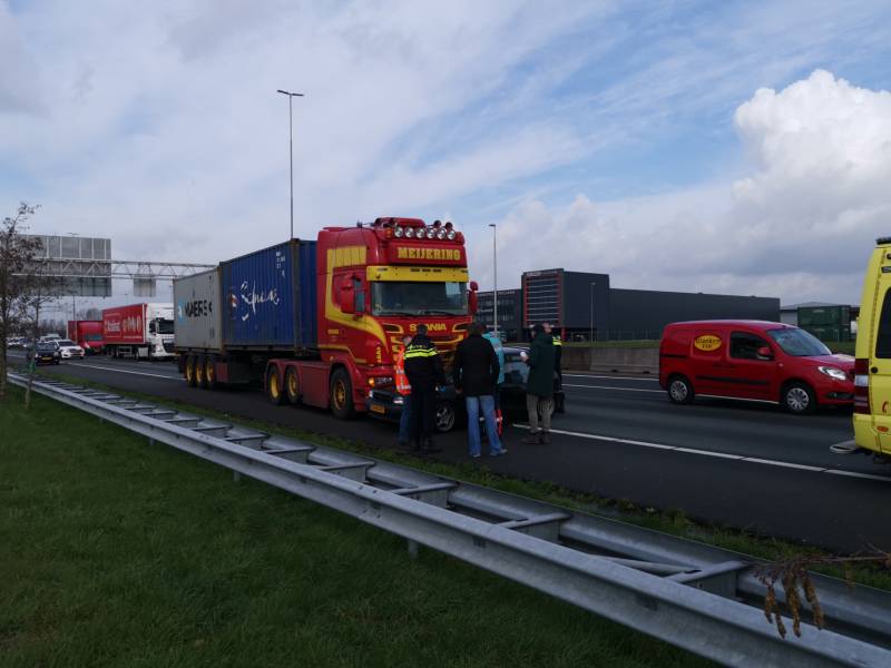 Vrachtwagen en personenwagen botsen op snelweg