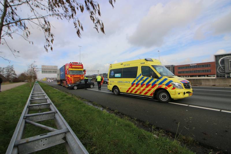 Vrachtwagen en personenwagen botsen op snelweg