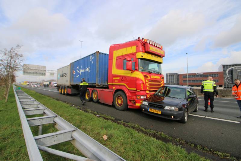 Vrachtwagen en personenwagen botsen op snelweg