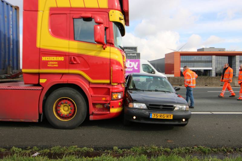 Vrachtwagen en personenwagen botsen op snelweg