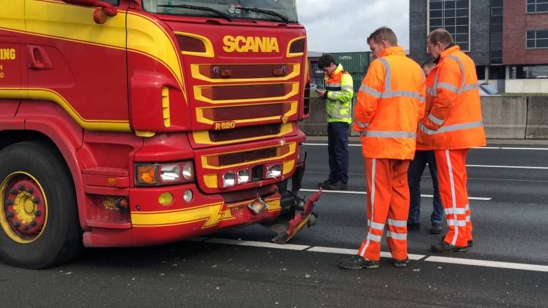Vrachtwagen en personenwagen botsen op snelweg