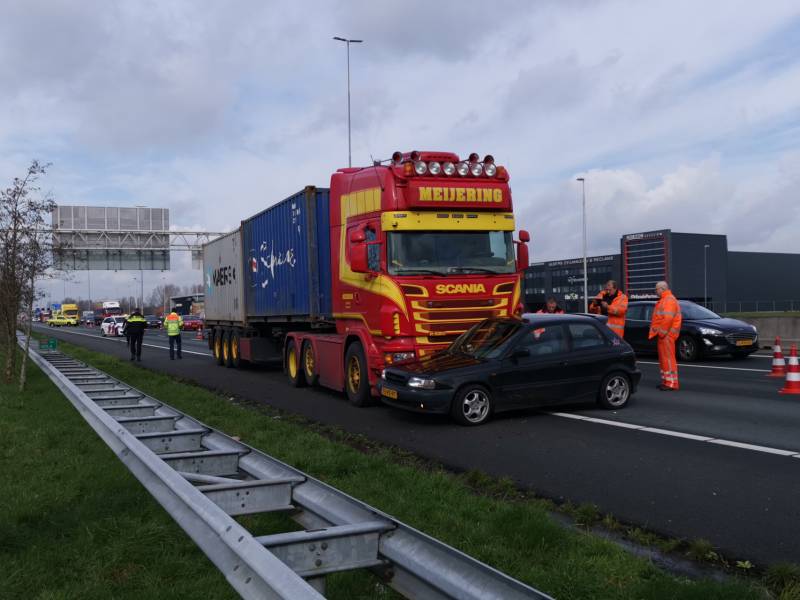 Vrachtwagen en personenwagen botsen op snelweg
