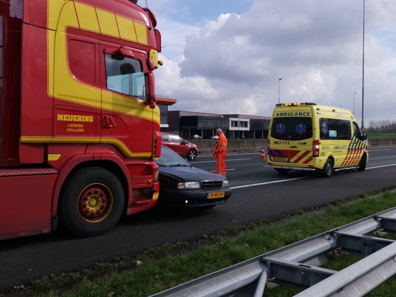 Vrachtwagen en personenwagen botsen op snelweg
