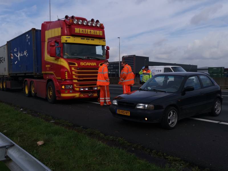Vrachtwagen en personenwagen botsen op snelweg