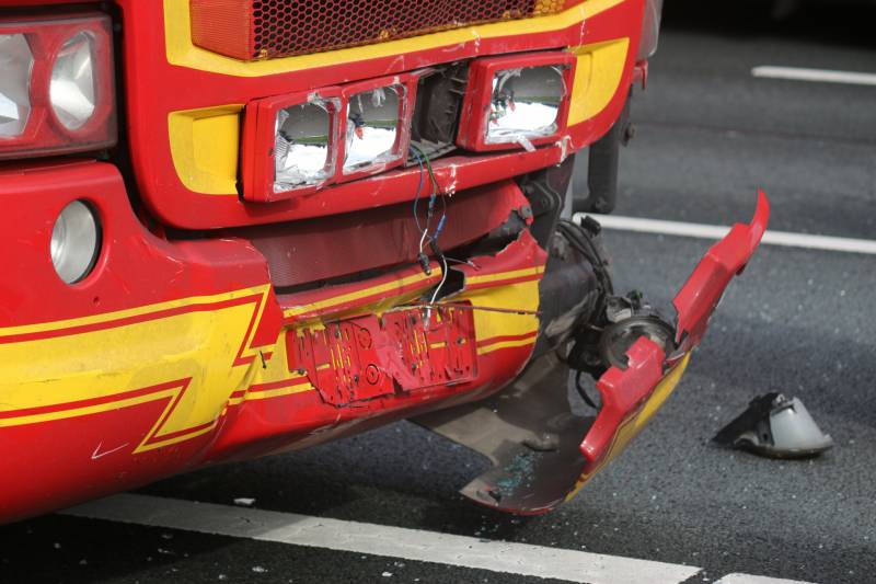 Vrachtwagen en personenwagen botsen op snelweg