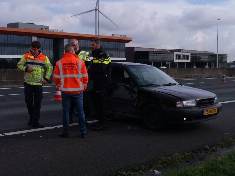 Vrachtwagen en personenwagen botsen op snelweg