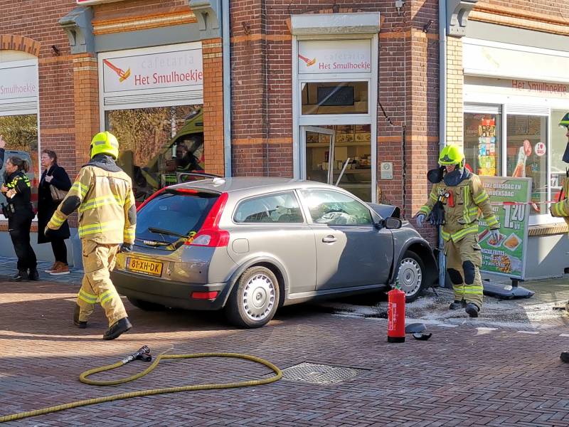 Auto knalt tegen pand Cafetaria 't Smulhoekje