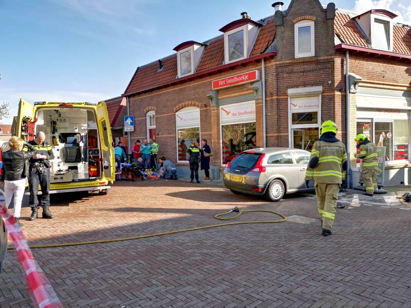 Auto knalt tegen pand Cafetaria 't Smulhoekje