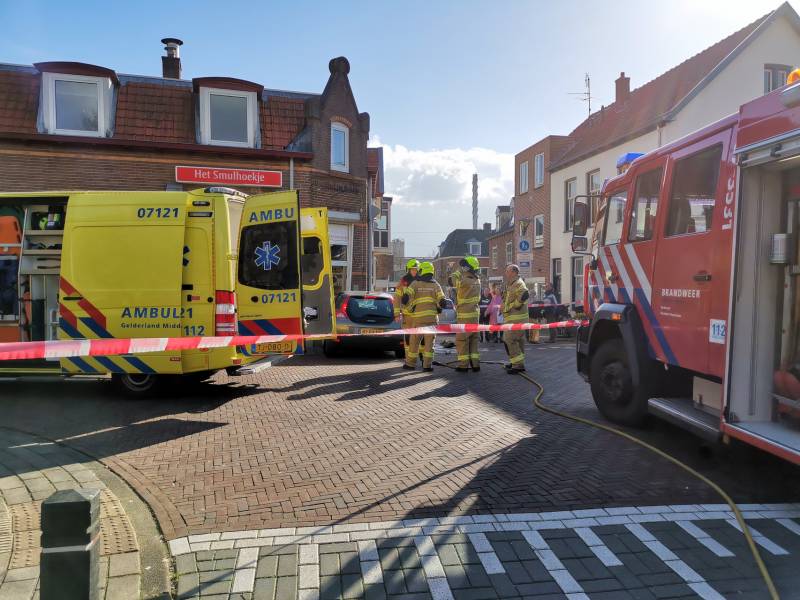 Auto knalt tegen pand Cafetaria 't Smulhoekje
