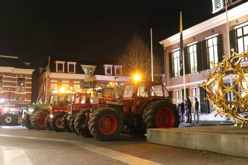 Vele boeren protesteren bij gemeentehuis voor debat windturbines