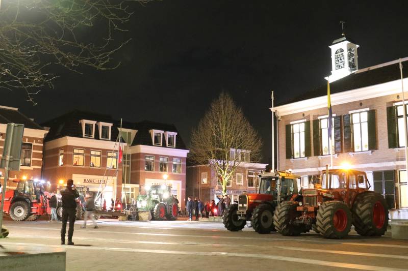 Vele boeren protesteren bij gemeentehuis voor debat windturbines