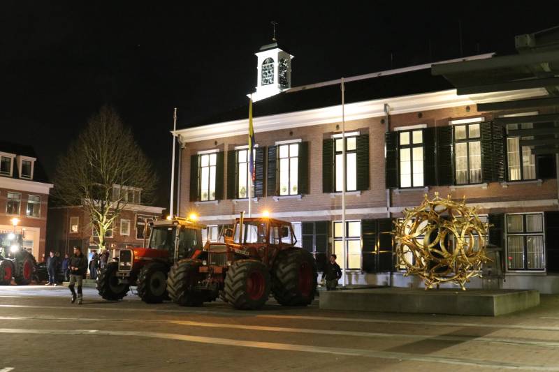 Vele boeren protesteren bij gemeentehuis voor debat windturbines