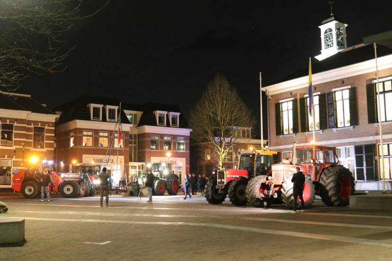 Vele boeren protesteren bij gemeentehuis voor debat windturbines